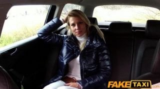 faketaxi blonde Babe saugt und fickt in Taxi