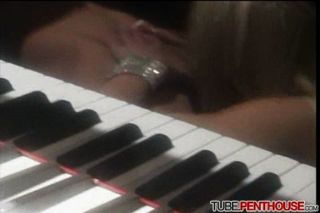 hot sex neben Klavier