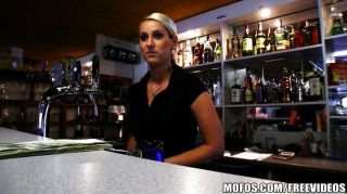 hot tschechische Barkeeper für schnellen Fick bezahlt