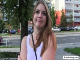 russische hot chick alessandra wird durch die gefälschte Mittel in den Büschen gefickt