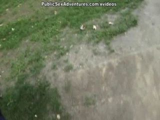 fiesen Küken saugt im Park