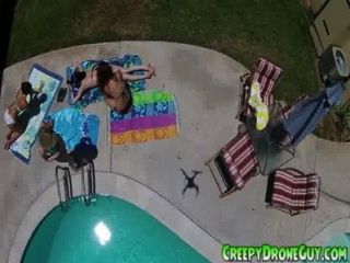 Küken wird von einer Drohne Kerl gefilmt