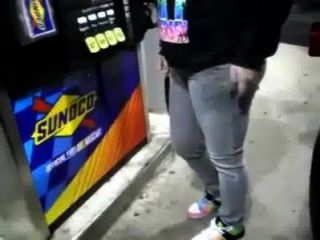 verzweifelte Mädchen Benetzen pinkeln Jeans, während Gas pumpen