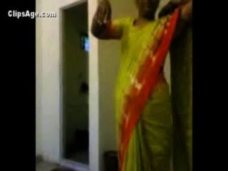 Tante in grün saree ihre Nacktheit vor ihr Kunde vor dem Sex auszusetzen - indian Porno-Videos