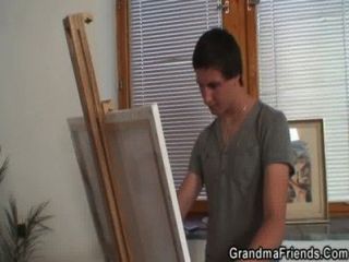 Oma gefällt zwei junge Maler