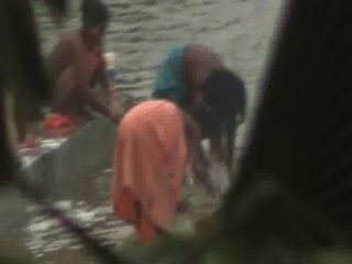 Indische Frauen offenes Bad im Teich von hidden cam Voyuer