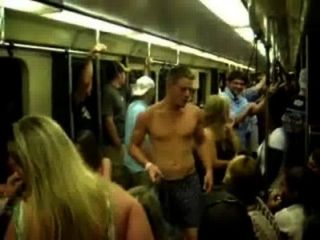 Striptease in der U-Bahn