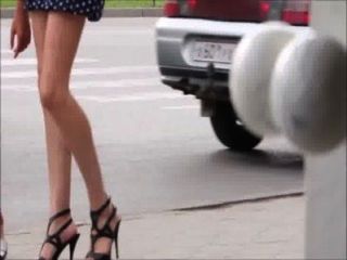 sexy Mädchen auf der Straße - Beine, Arsch und Fersen