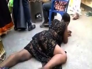 afrikanische Frau einige sexuelle Tänze tun