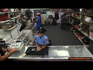 latina polizei dame bläst und fickt pawnshopowner für mehr bar