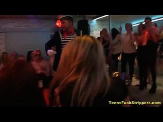 slutty teens saugen und ficken Strippers bei cfnm Party