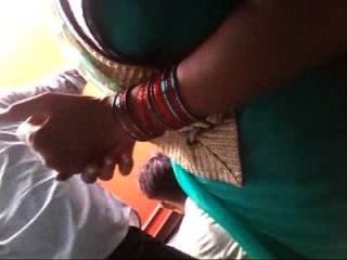 schlanke Bhabhi zeigt ihre Nabel n Boob Kurven heimlich