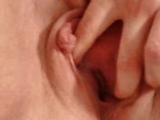 große Klitoris und Lippen feuchte Muschi masturbiert zum Orgasmus