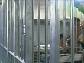 inhaftierten Mann wird von zwei seiner Insassen, in einer Gefängniszelle gefickt.