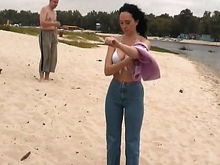 öffentliche Nacktheit am Strand nackt