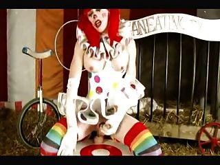 Transvestiten Clown nimmt riesigen Dildo im Zirkus