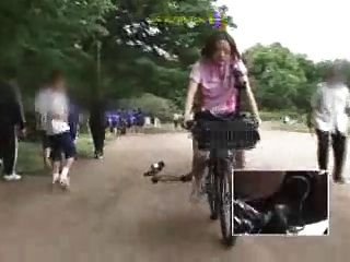 japanische Schülerin masturbiert auf einem modifizierten Fahrrad