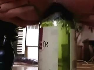 Reiten eine Weinflasche auf dem Tisch