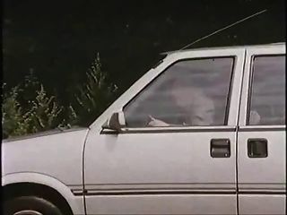 alter Mann mit Nutte im Auto