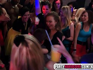 heiße Mädchen saugen männlichen Stripper auf der Party