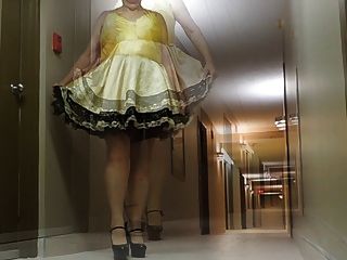 Sissy ray im Hotelflur in Sissy Kleid und sexy Fersen