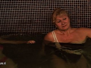 reifen Damen in der Dusche und Sauna