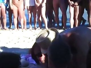 Vier Freunde haben Sex auf FKK-Strand vor Masse