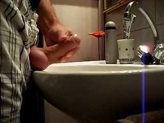 Ich masturbiere in meinem Badezimmer