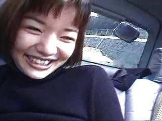 zwei japanische Mädchen im Auto