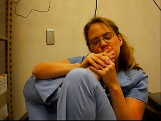 Krankenschwester saugt ihre Zehen bei der Arbeit