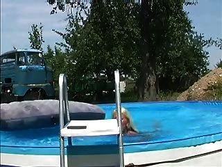 deutsche blonde spritzt am pool
