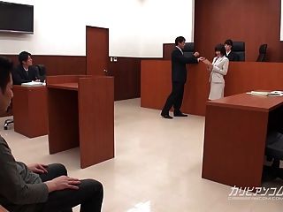 asiatischer Rechtsanwalt, der im Gericht die Arbeit leisten muss