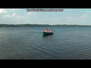 Blondine hart in einem Boot auf dem See drei Jungs gefickt