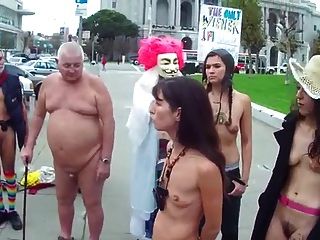 haarige Frauen mit kleinen leeren Saggy Titten nackt in der Öffentlichkeit