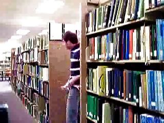 Kerl streicheln in Universitätsbibliothek