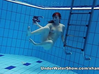 redheaded cutie Schwimmen nackt im Pool