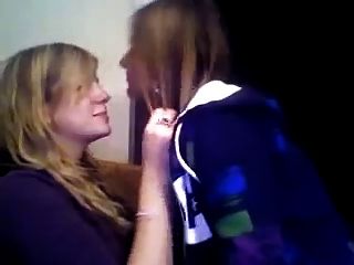 2 Mädchen leidenschaftlicher Kuss auf Webcam