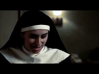 lesbische Szene aus dem Film nackte Nonnen mit großen Kanonen