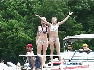 sexy Bikini Babes necken Jungs während einer Bootsfahrt