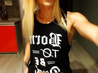 niedliche tgirl wichsen u. cums auf cam