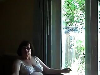 fickende Oma comsluts Mund vor einem Fenster