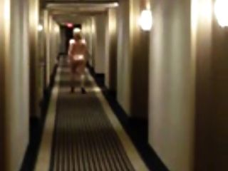 blonde Frau wagt nackt im Hotel zu gehen