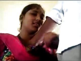 amateur desi milf in rosa sari posiert auf camera.mp4