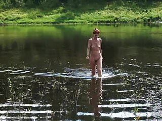 topless Schwimmen in der Wolga