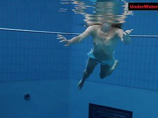 springende Beute in einer Unterwassershow