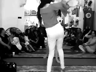 iranisches Mädchen, das ohne Höschen tanzt