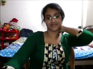 Desi Babe nackt und vor der Webcam verführt