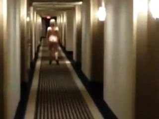 nackt im Hotelflur spazieren